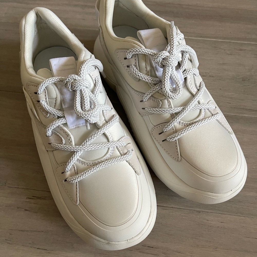 UGG LA Cloud Lace shoes